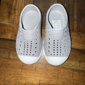 Native Kids Water Shoes in Gray and White size 6c
